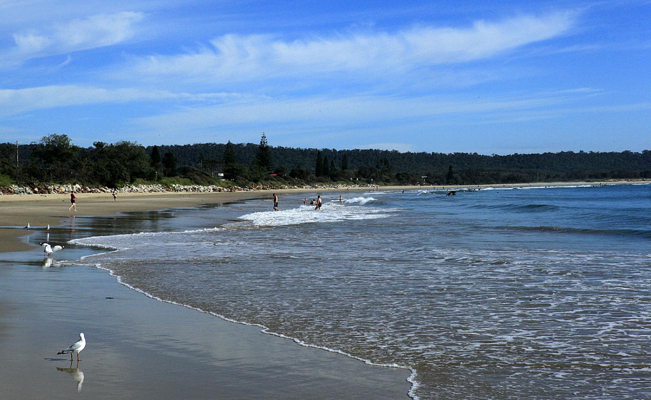 Main Beach'in fotoğrafı parlak kum yüzey ile