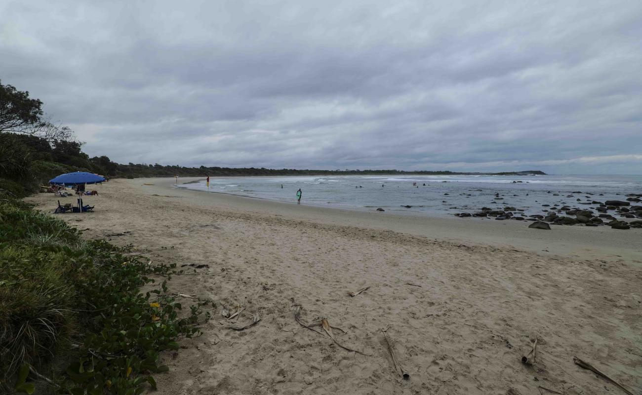 Bluff Beach'in fotoğrafı parlak kum yüzey ile