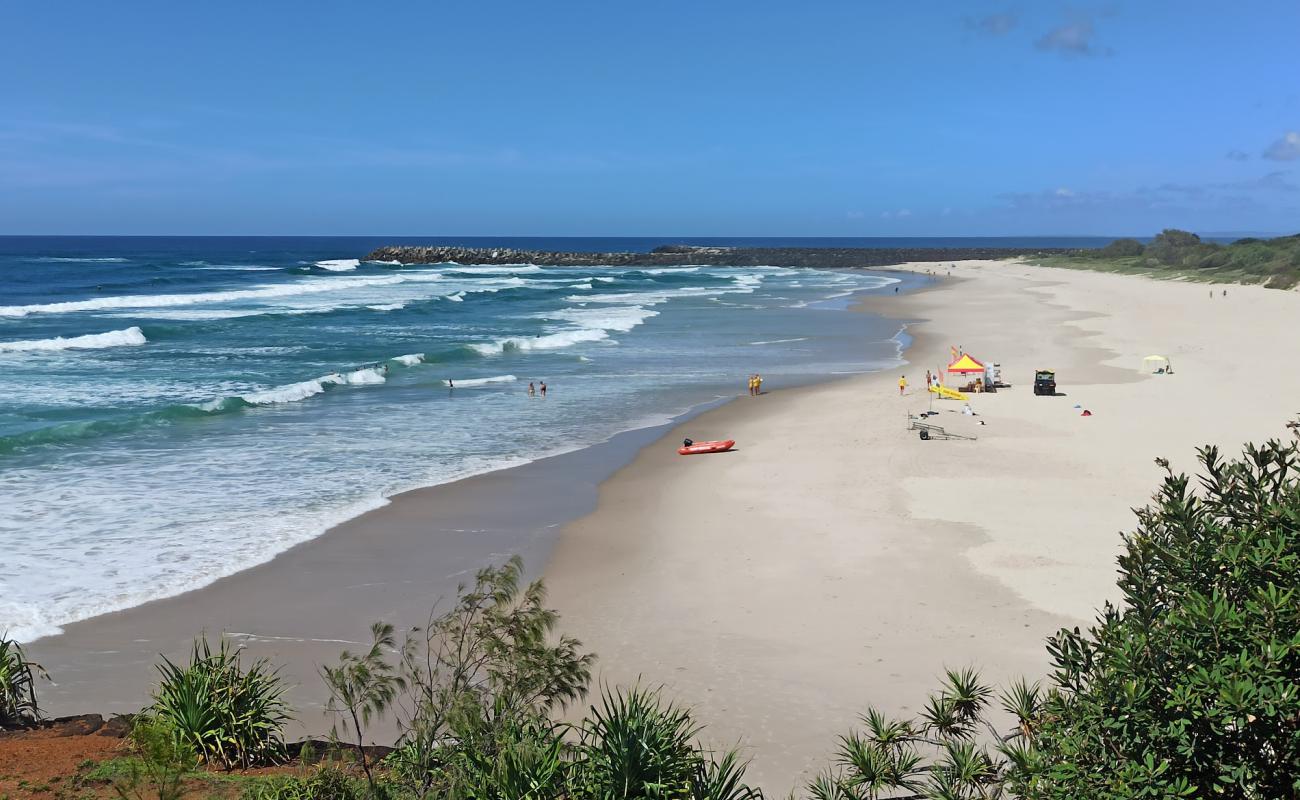 Ballina Beach'in fotoğrafı parlak kum yüzey ile