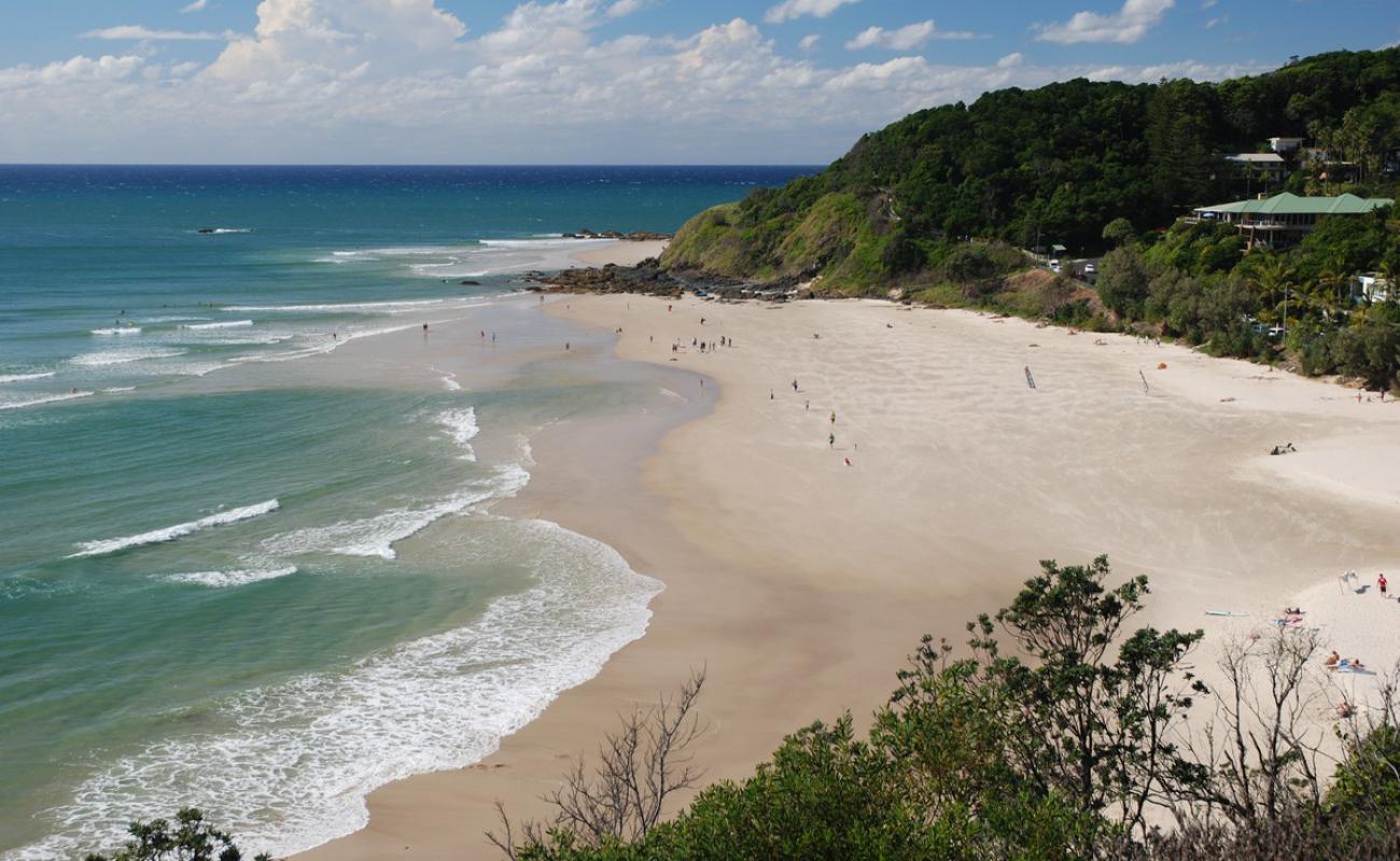 Wategos Beach'in fotoğrafı parlak kum yüzey ile