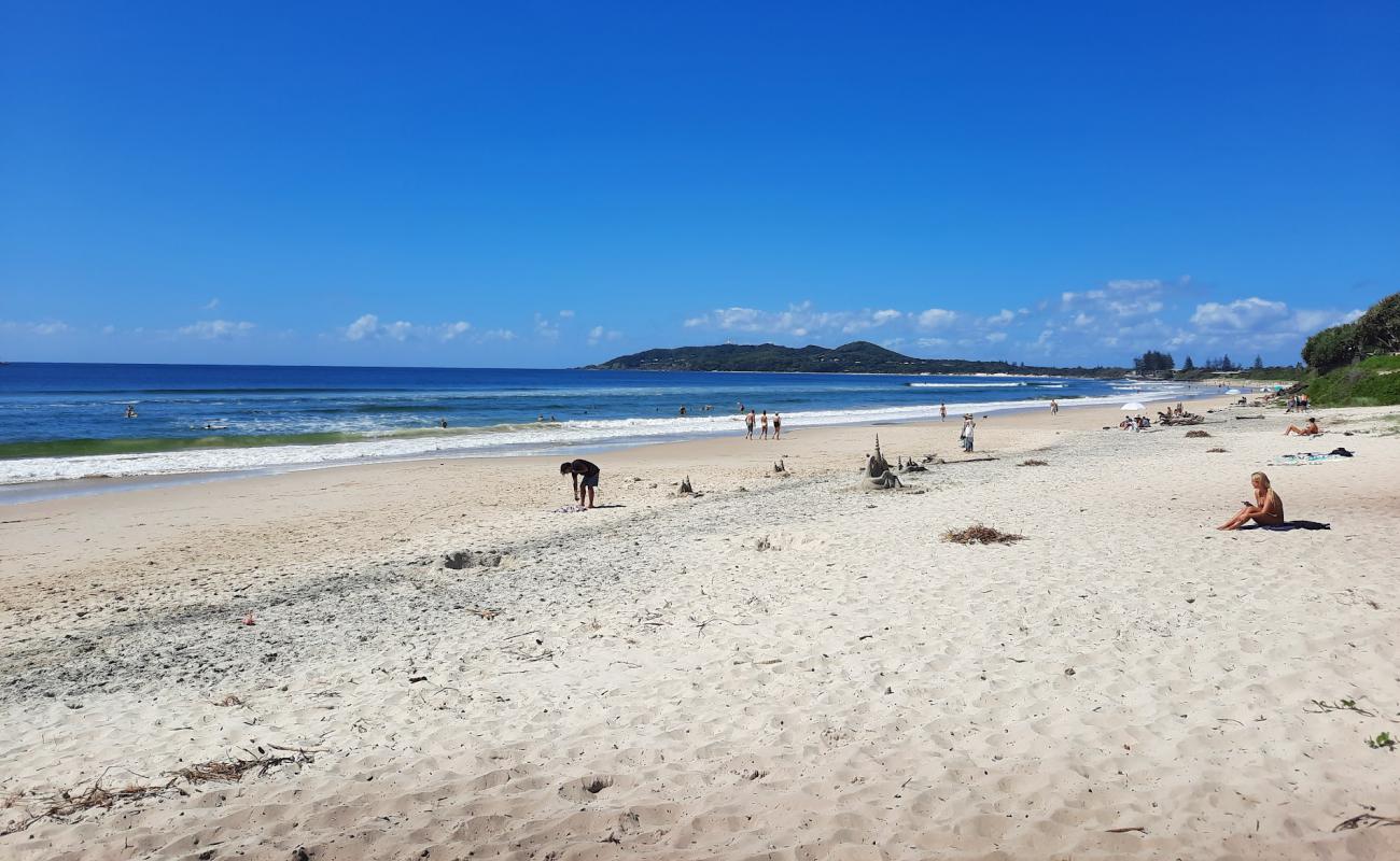 Belongil Beach'in fotoğrafı parlak kum yüzey ile