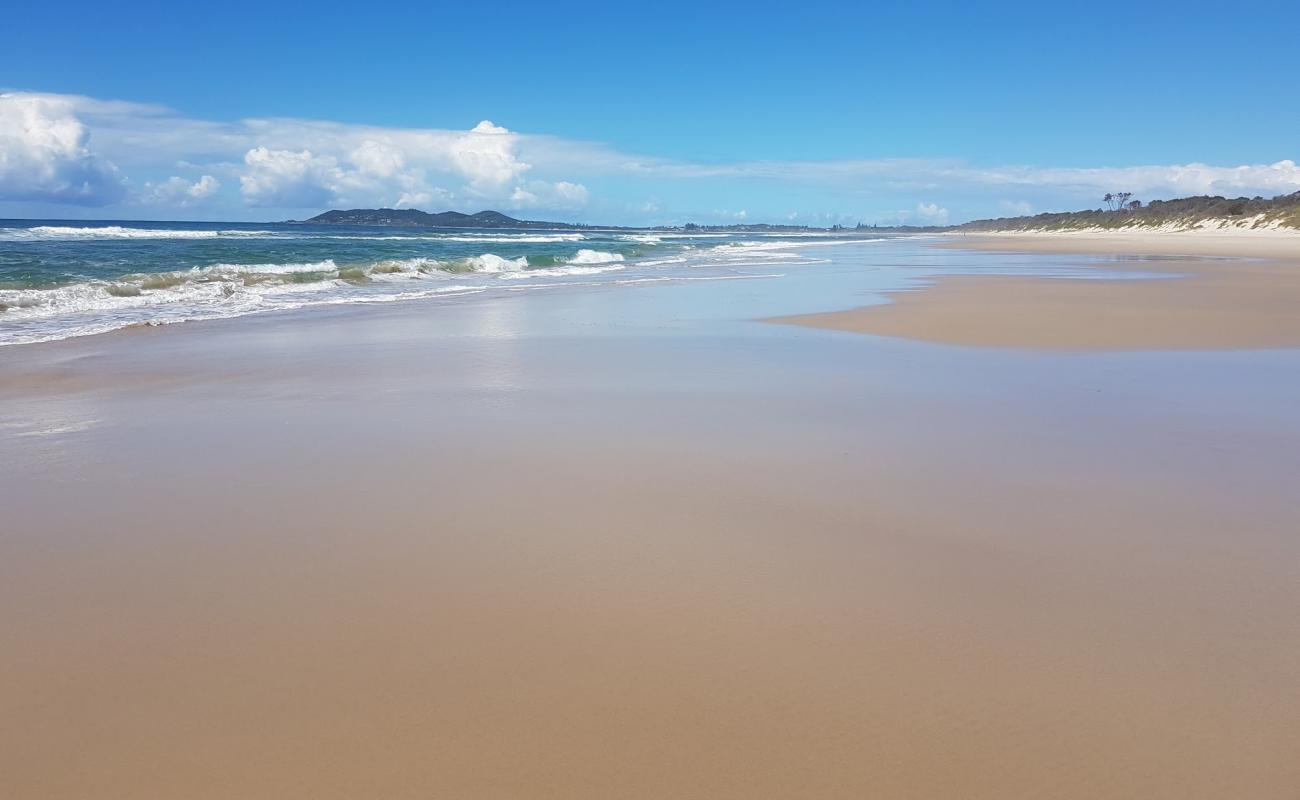 Tyagarah Beach'in fotoğrafı parlak kum yüzey ile