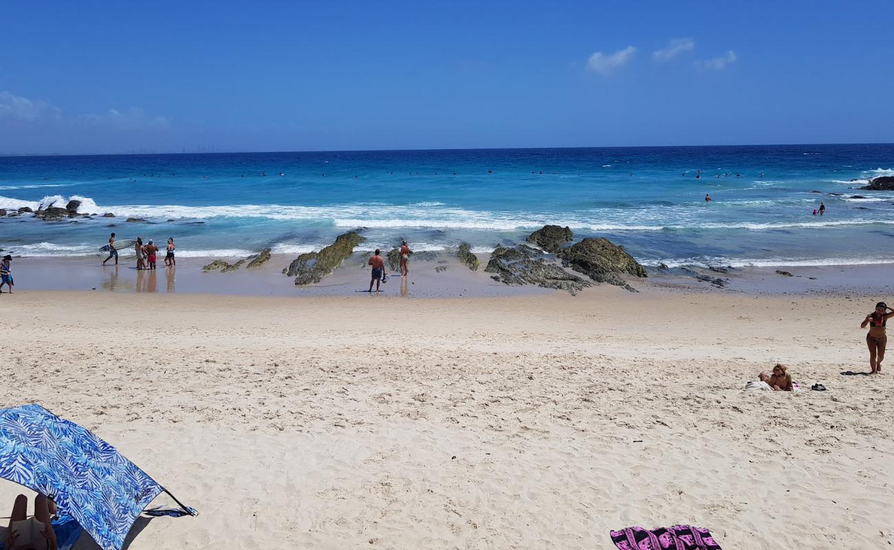 Coolangatta Plajı (Greenmount Plajı)'in fotoğrafı parlak ince kum yüzey ile