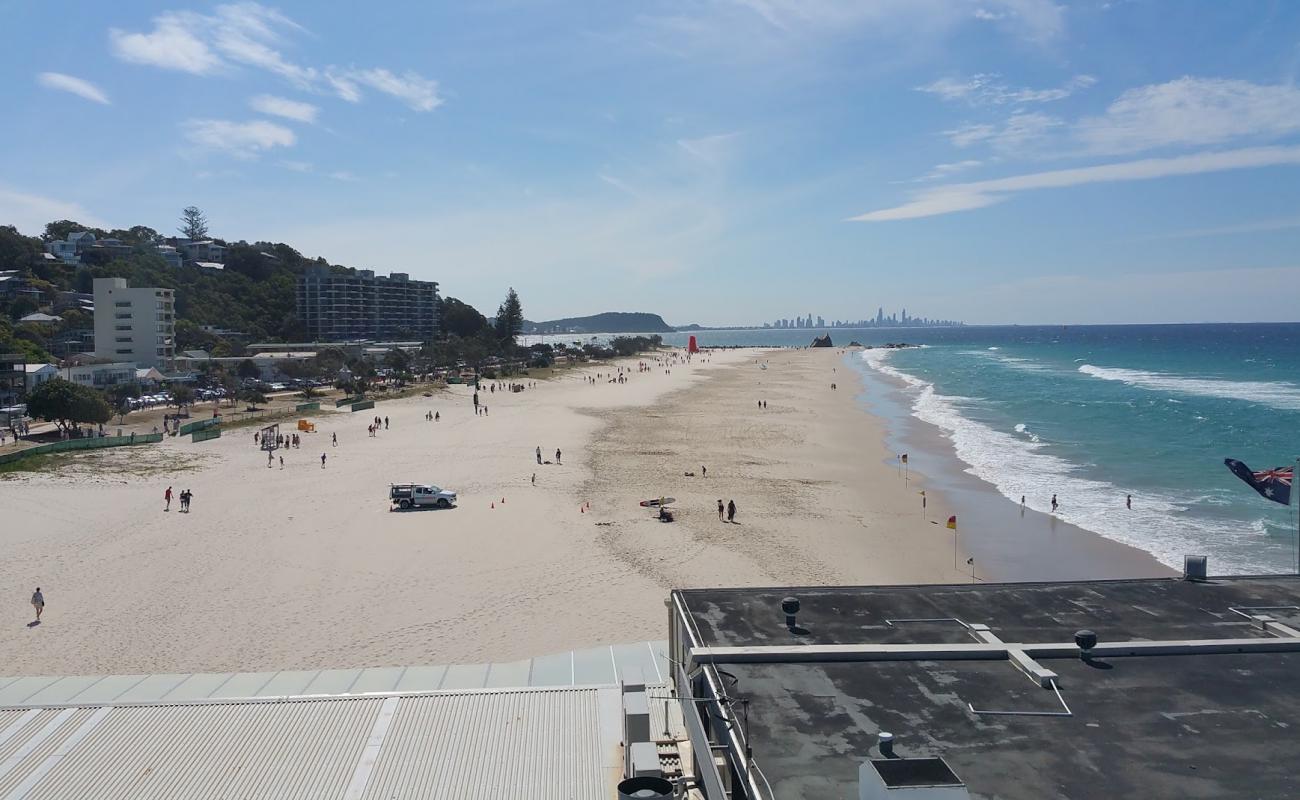 Currumbin Beach'in fotoğrafı parlak ince kum yüzey ile