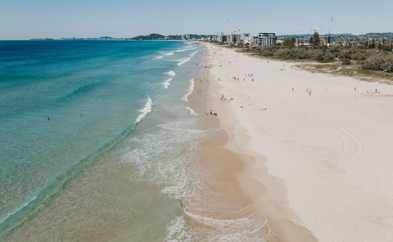 Tallebudgera Beach'in fotoğrafı i̇nce bej kum yüzey ile