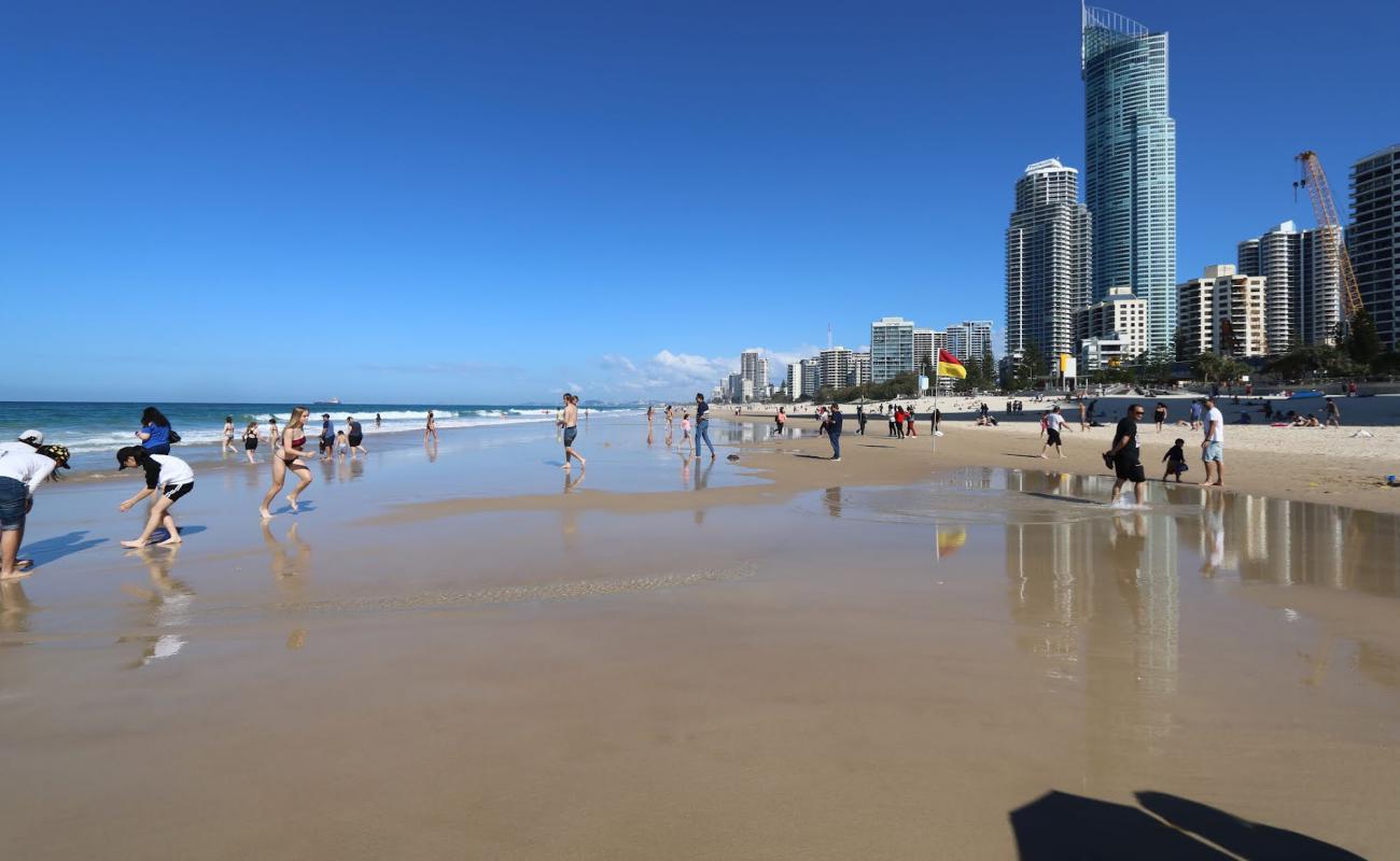 Surfers Paradise Beach'in fotoğrafı i̇nce bej kum yüzey ile