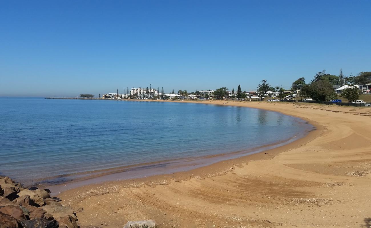 Queens Beach'in fotoğrafı parlak kum yüzey ile