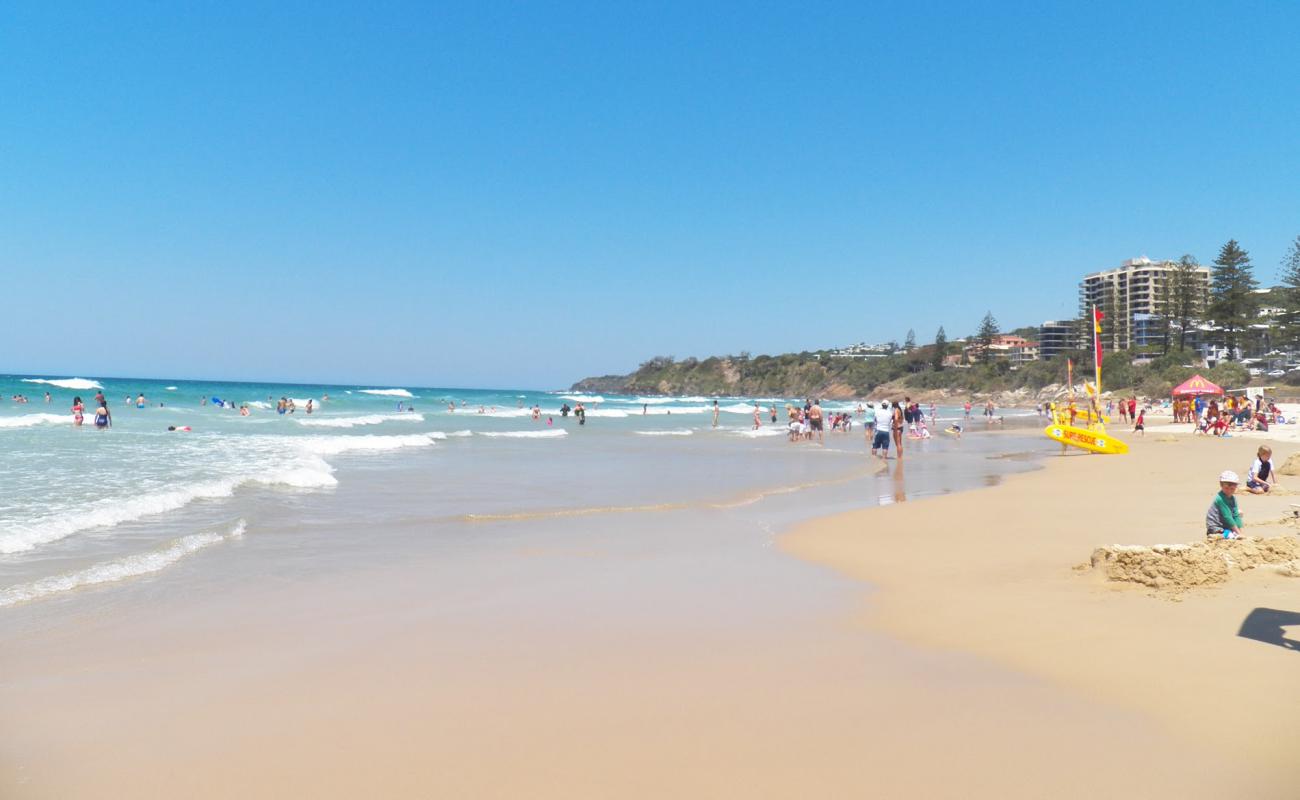 Coolum Beach'in fotoğrafı parlak ince kum yüzey ile