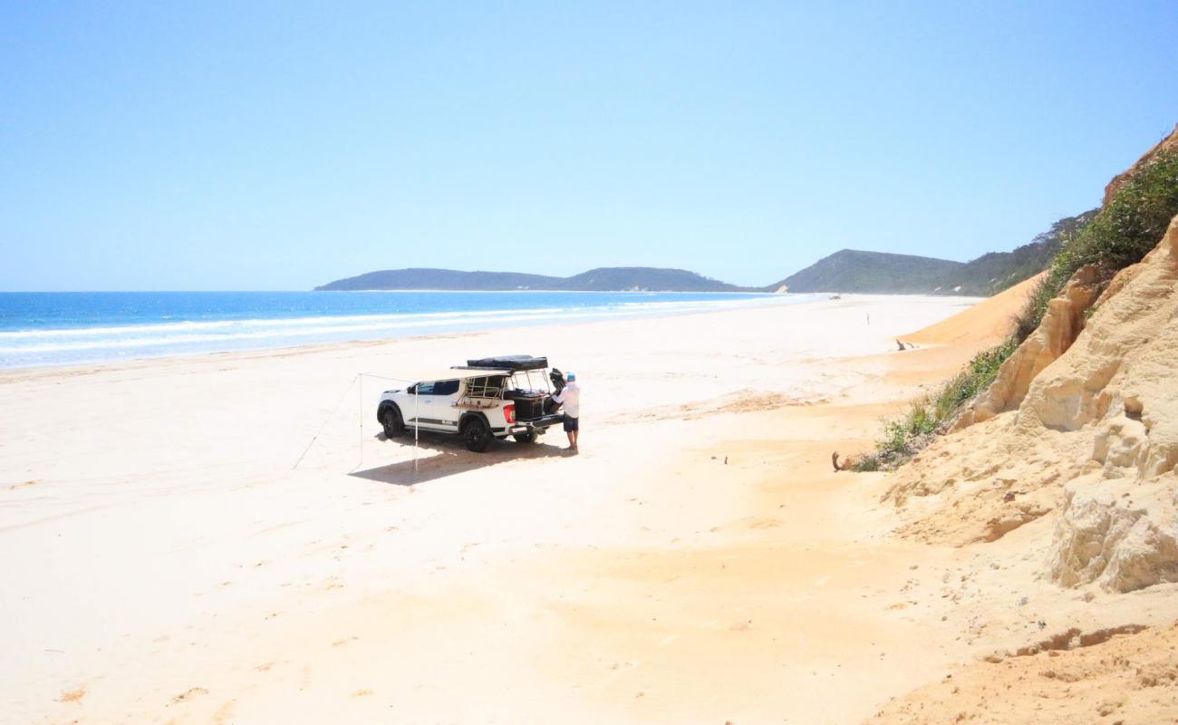 Cooloola Beach'in fotoğrafı parlak ince kum yüzey ile