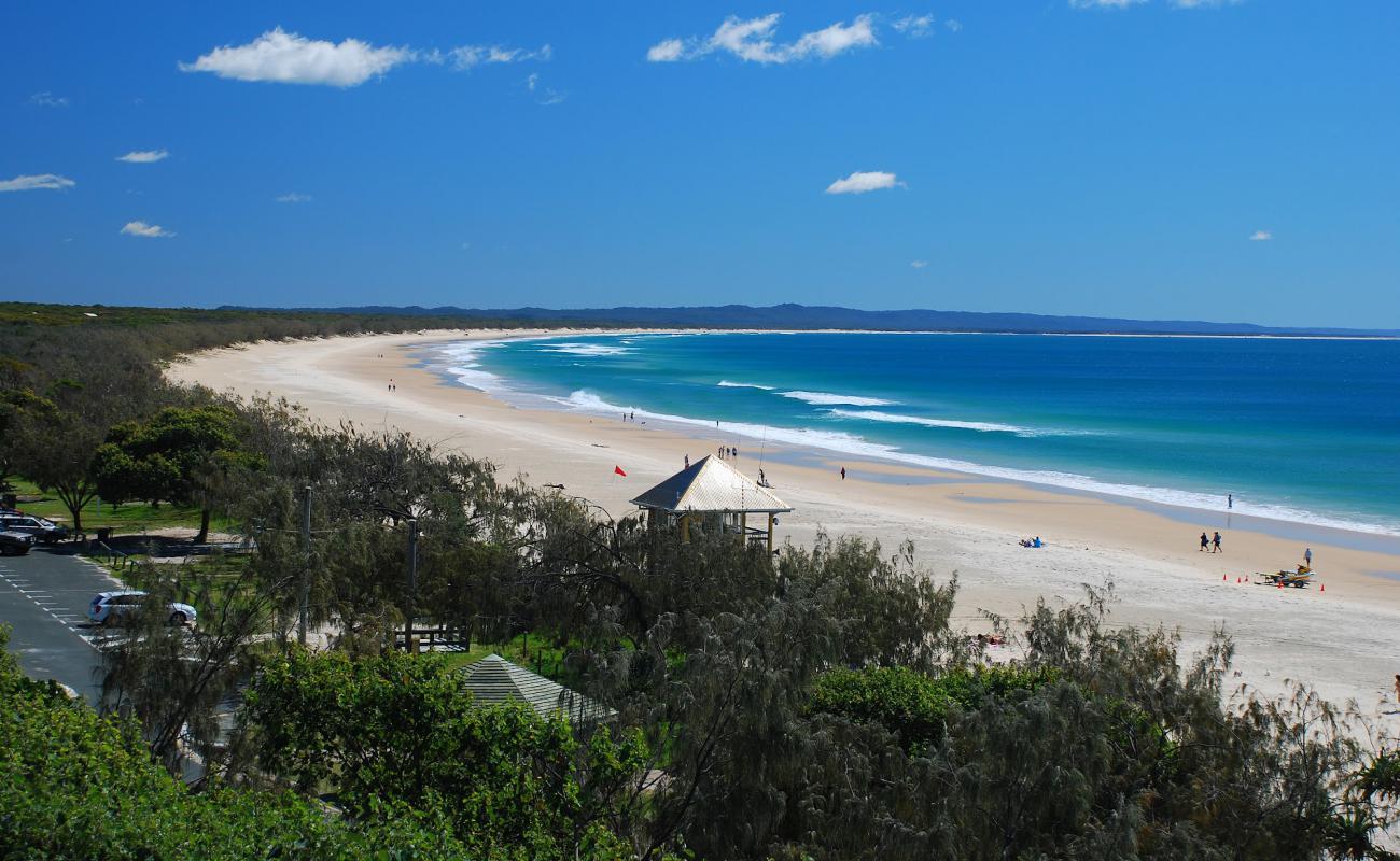 Rainbow Beach'in fotoğrafı parlak ince kum yüzey ile