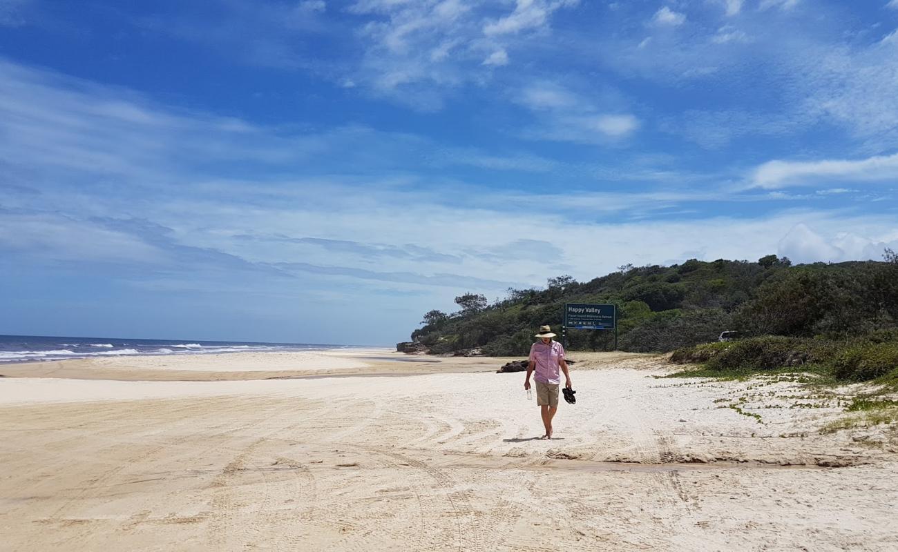 Happy Valley Beach'in fotoğrafı i̇nce bej kum yüzey ile