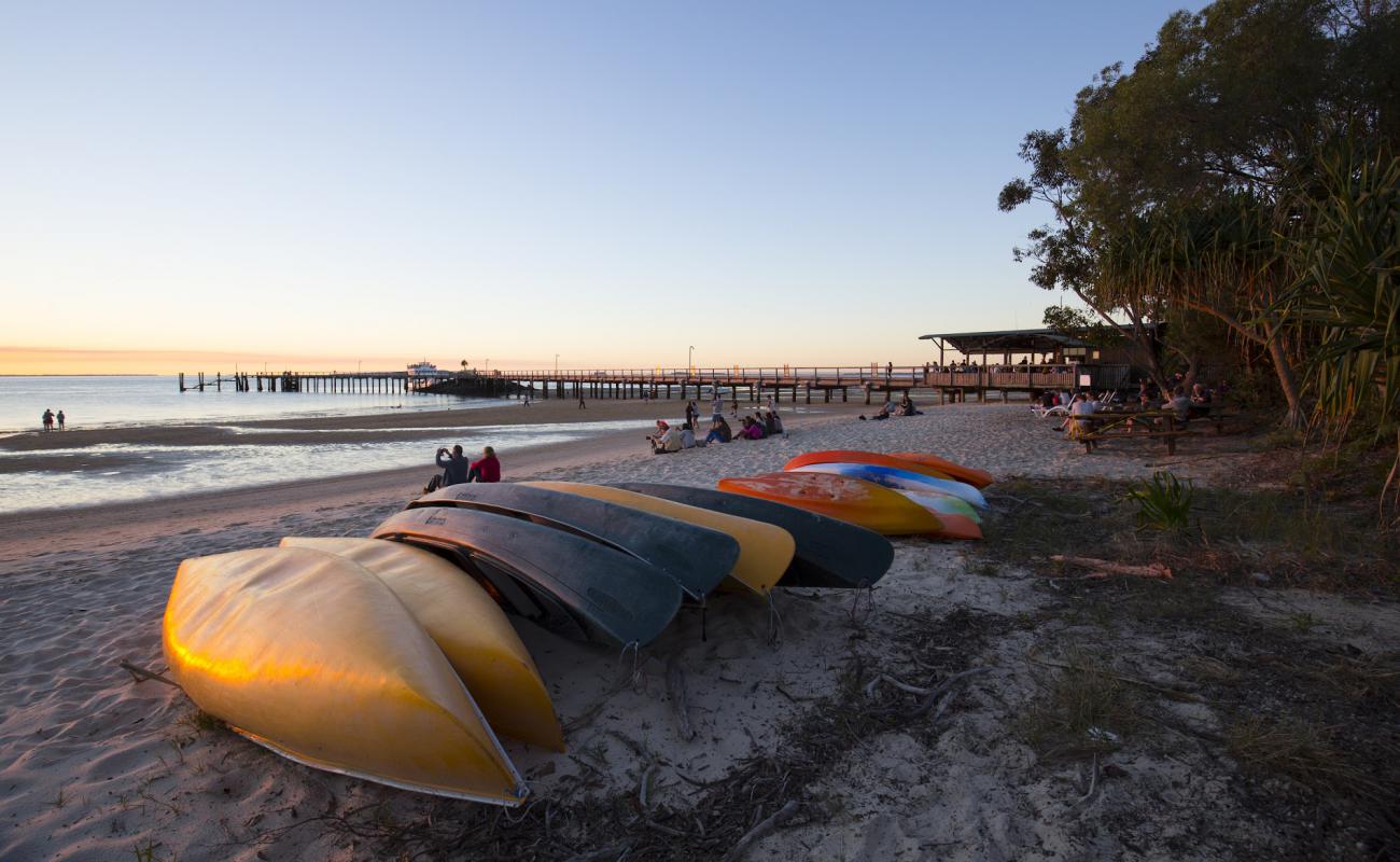 Kingfisher Bay Beach'in fotoğrafı parlak ince kum yüzey ile