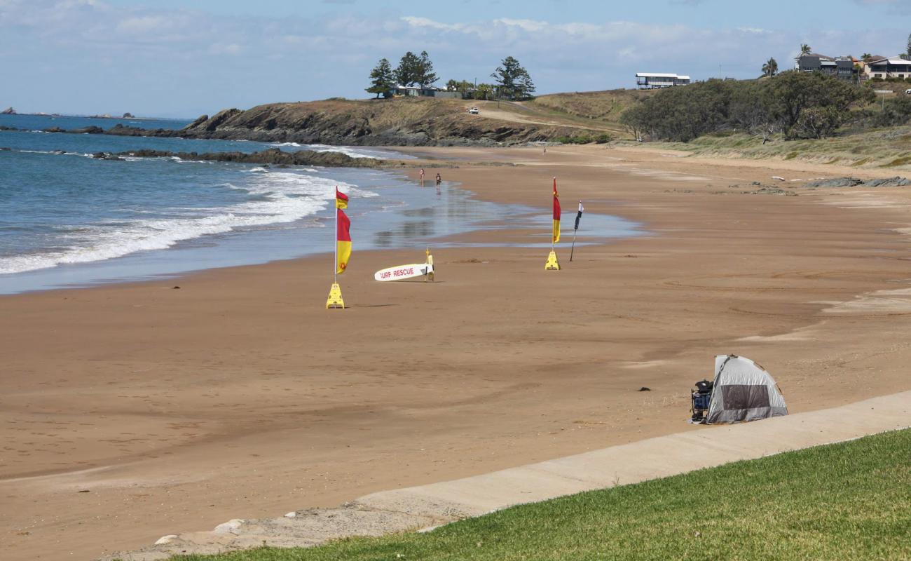 Emu Park Main Beach'in fotoğrafı açık bej kum yüzey ile