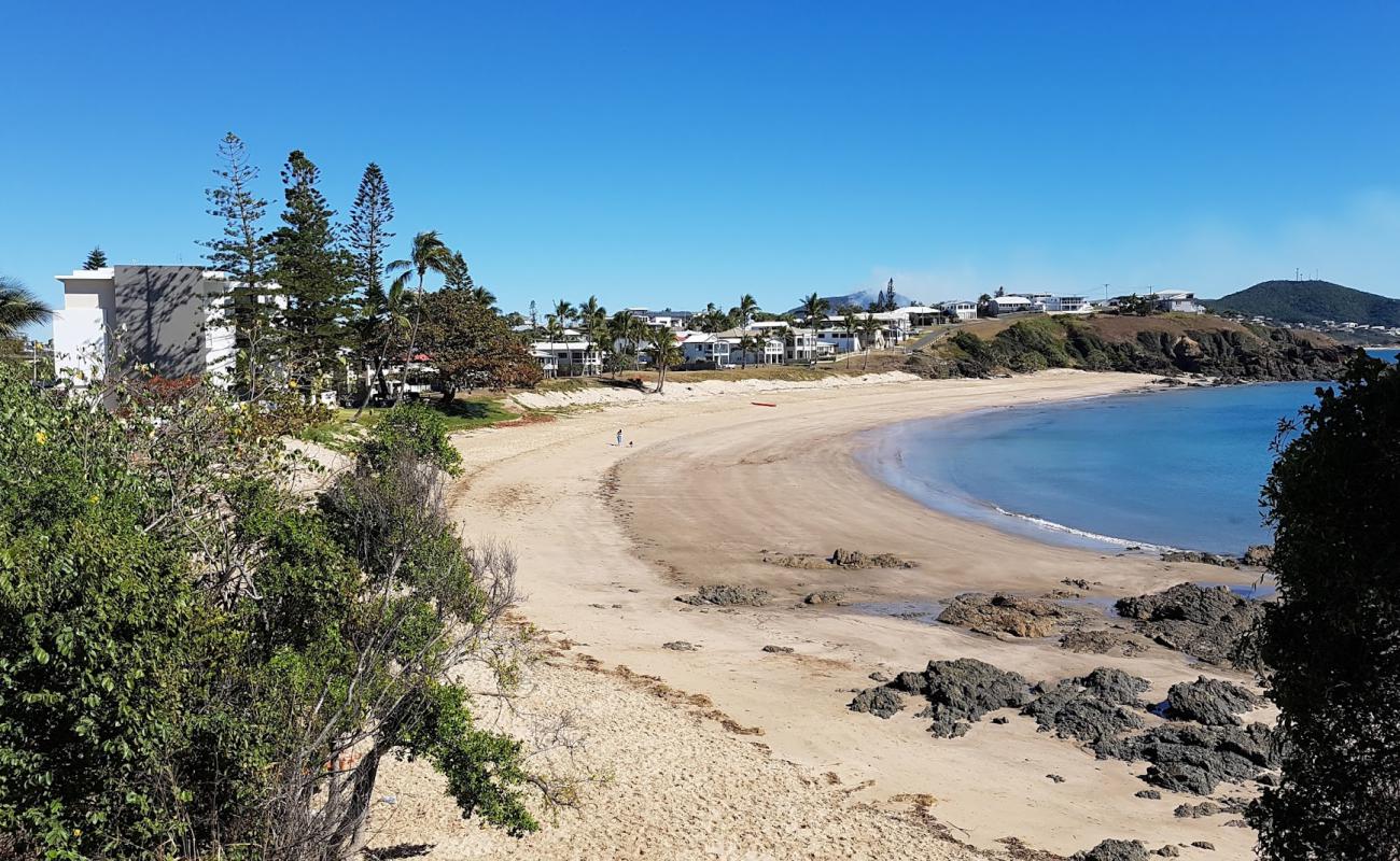 Cooee Bay Beach'in fotoğrafı açık bej kum yüzey ile