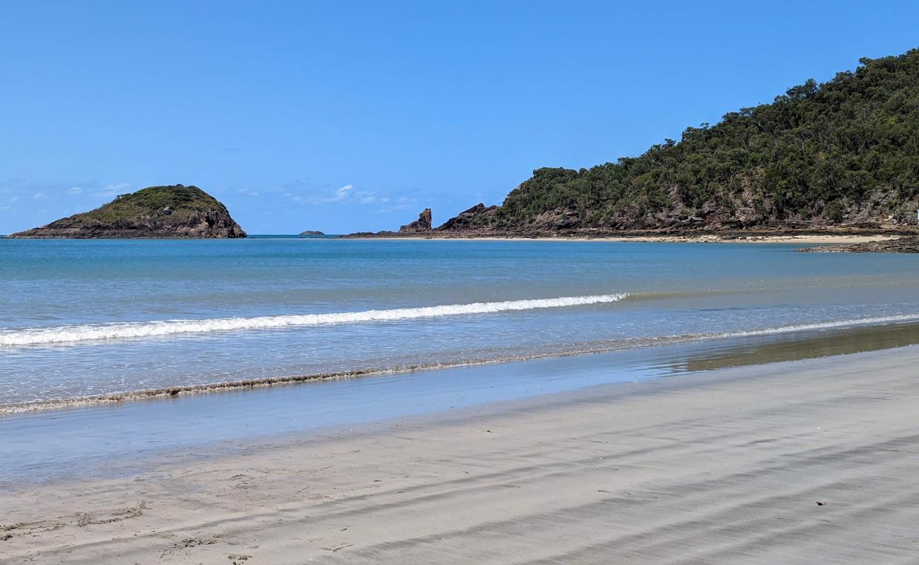 Fresh Water Bay Hut Beach'in fotoğrafı açık bej kum yüzey ile