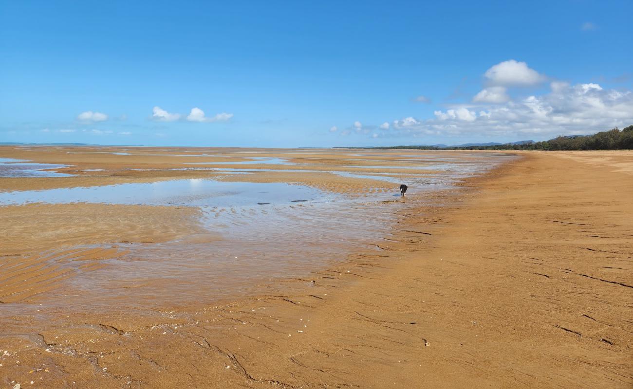 Carmila Beach'in fotoğrafı açık bej kum yüzey ile