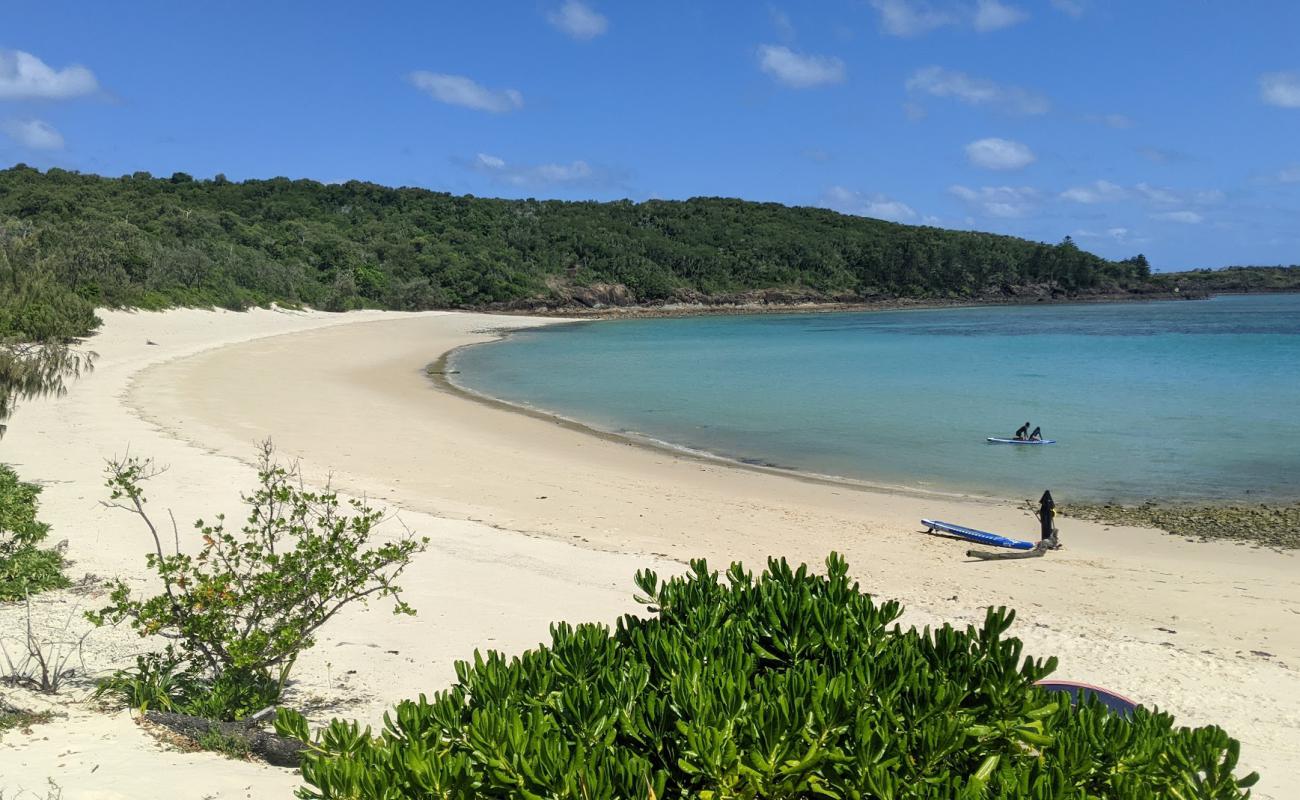 Chance Bay'in fotoğrafı parlak kum yüzey ile