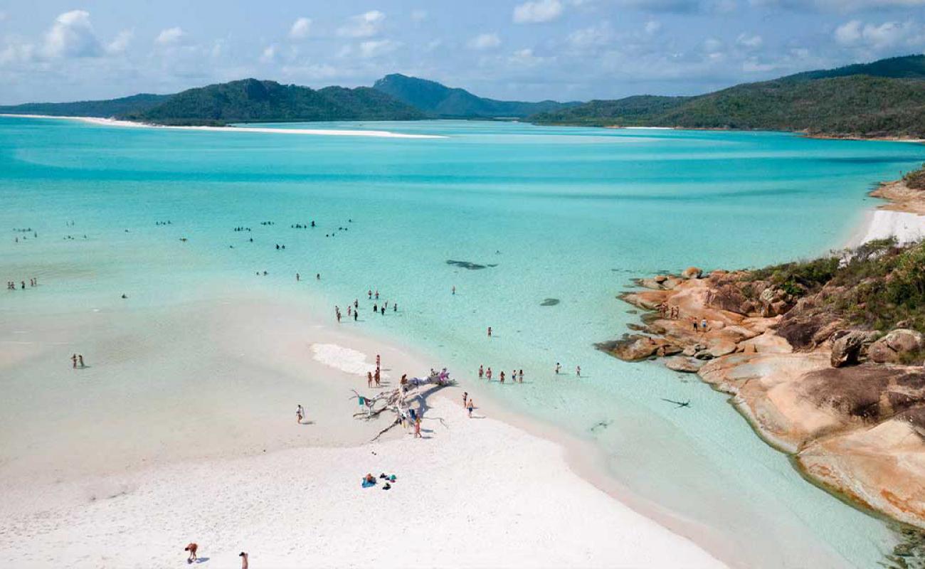 Hill Inlet Lookout Beach'in fotoğrafı beyaz ince kum yüzey ile