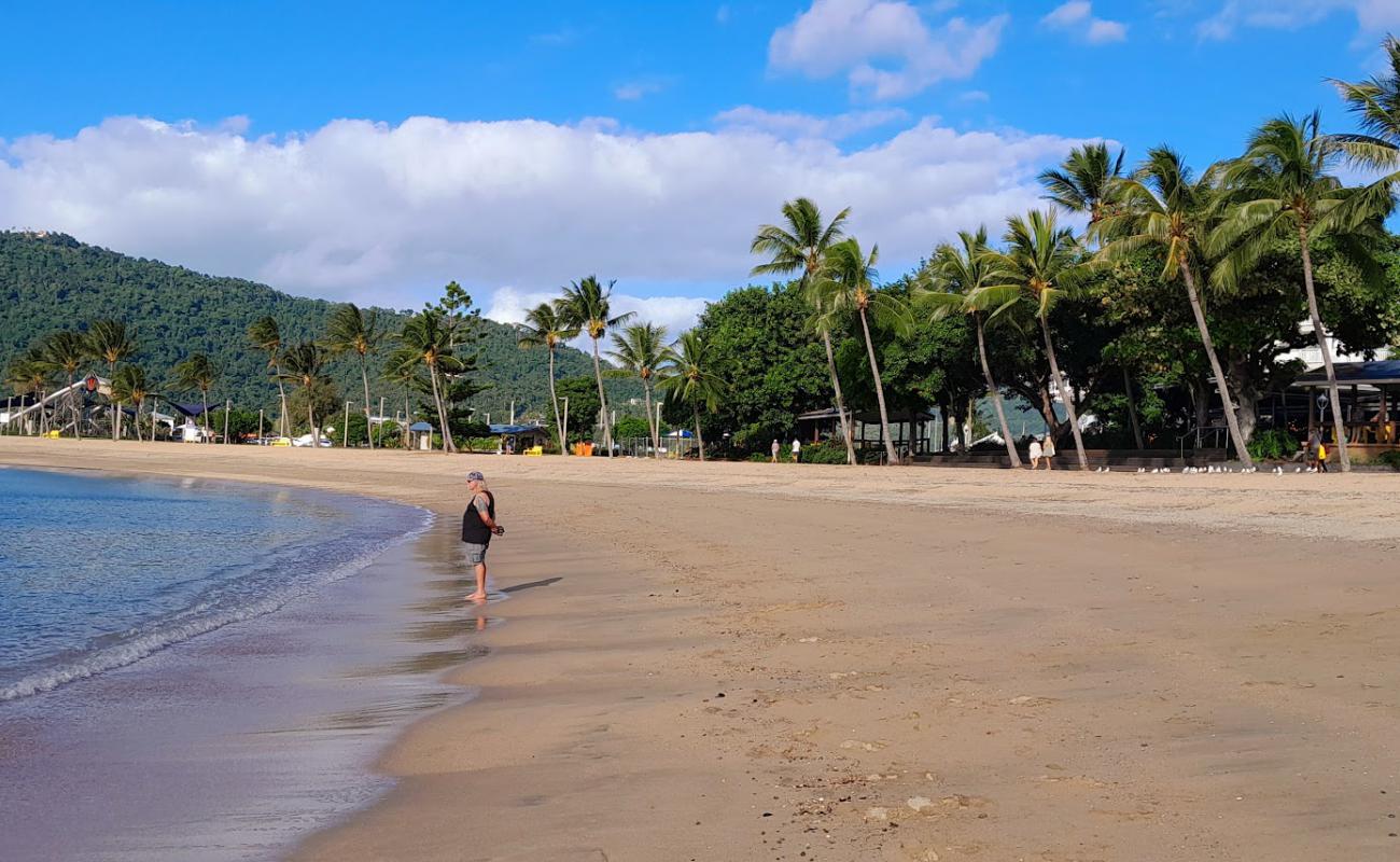 Airlie Beach'in fotoğrafı parlak kum yüzey ile