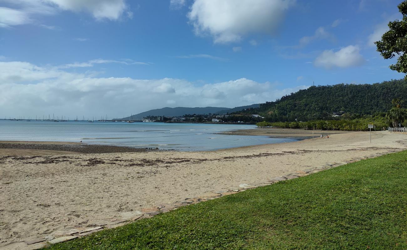 Cannonvale Beach'in fotoğrafı parlak kum yüzey ile