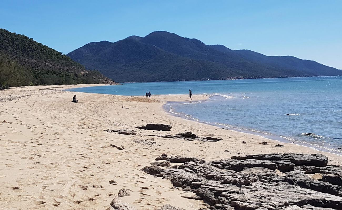 Hideaway Beach'in fotoğrafı açık bej kum yüzey ile