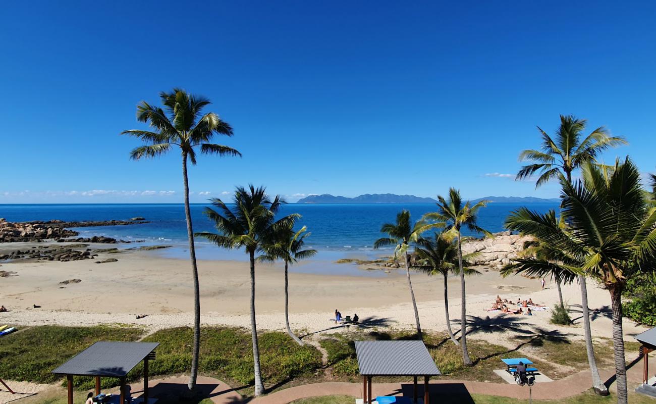 Rose Bay Beach'in fotoğrafı parlak kum yüzey ile