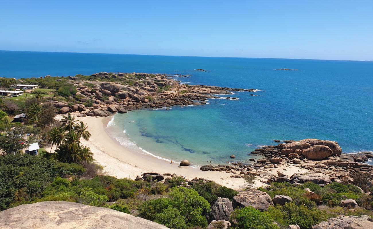 Horseshoe Bay Beach'in fotoğrafı açık bej kum yüzey ile