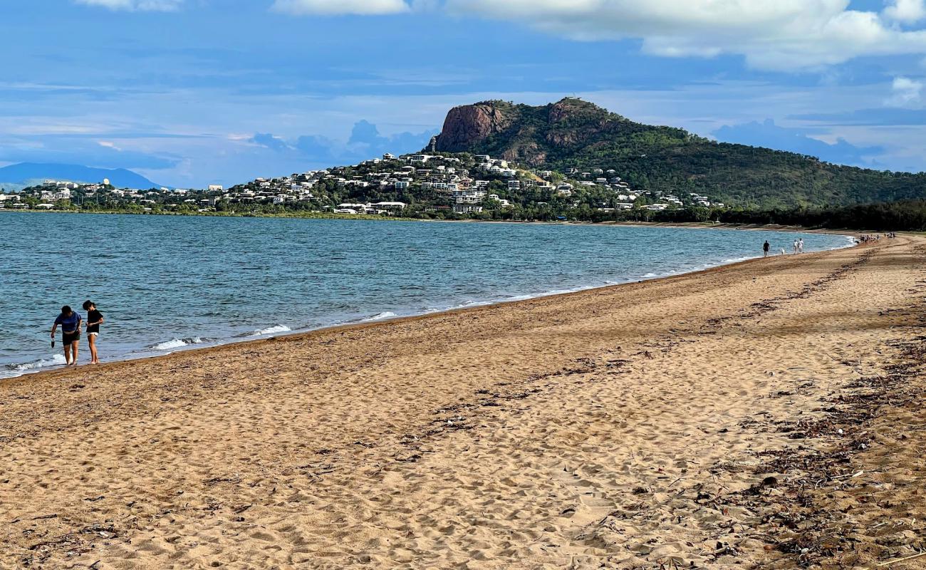 Pallarenda Dog Beach'in fotoğrafı parlak kum yüzey ile