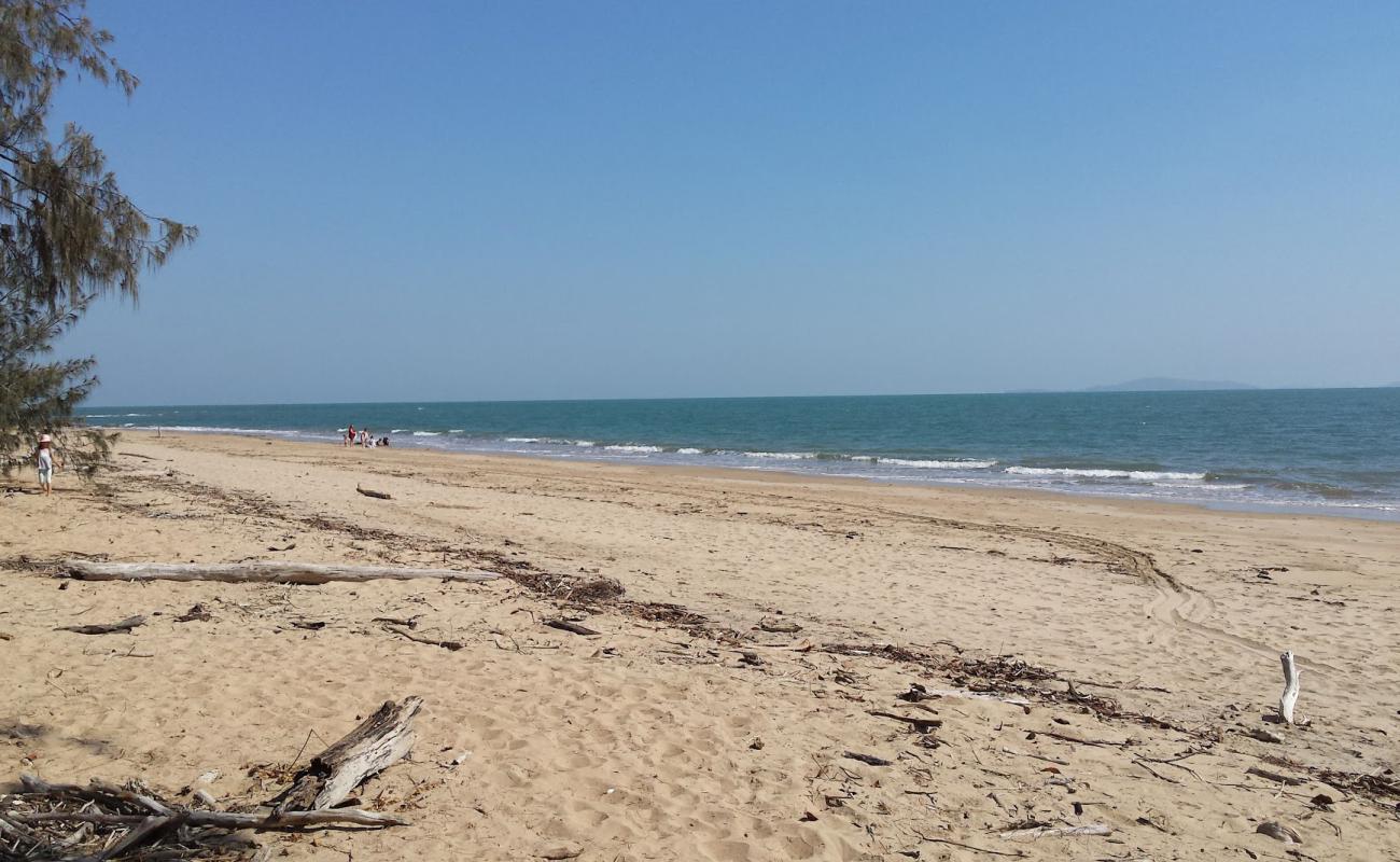 Saunders Beach'in fotoğrafı parlak kum yüzey ile