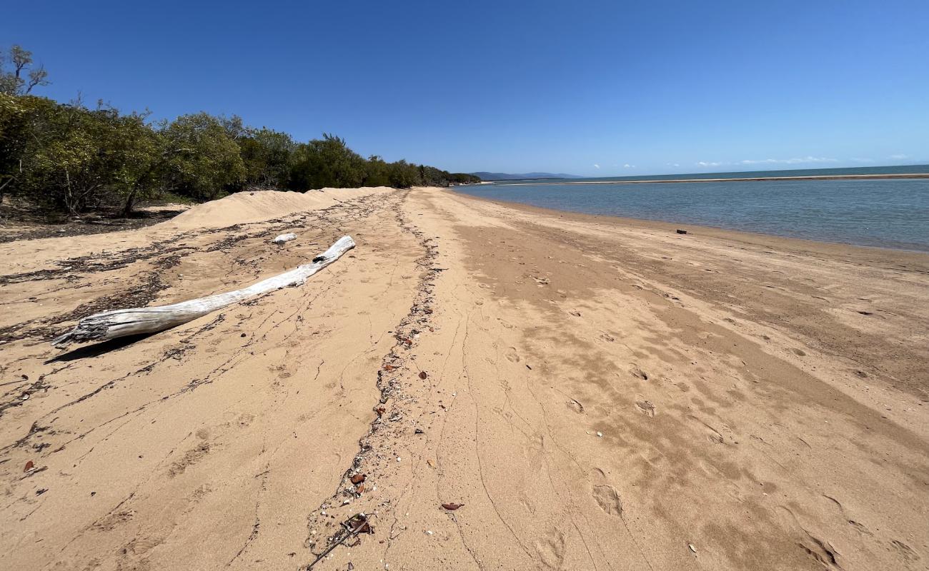 Toolakea Beach'in fotoğrafı açık bej kum yüzey ile