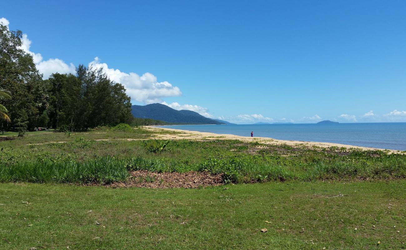 Bramston Beach'in fotoğrafı açık bej kum yüzey ile