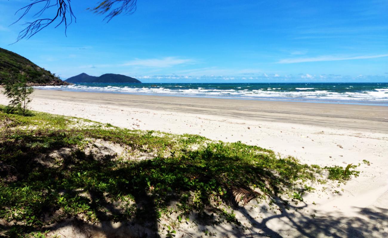 Wungu Beach'in fotoğrafı açık bej kum yüzey ile