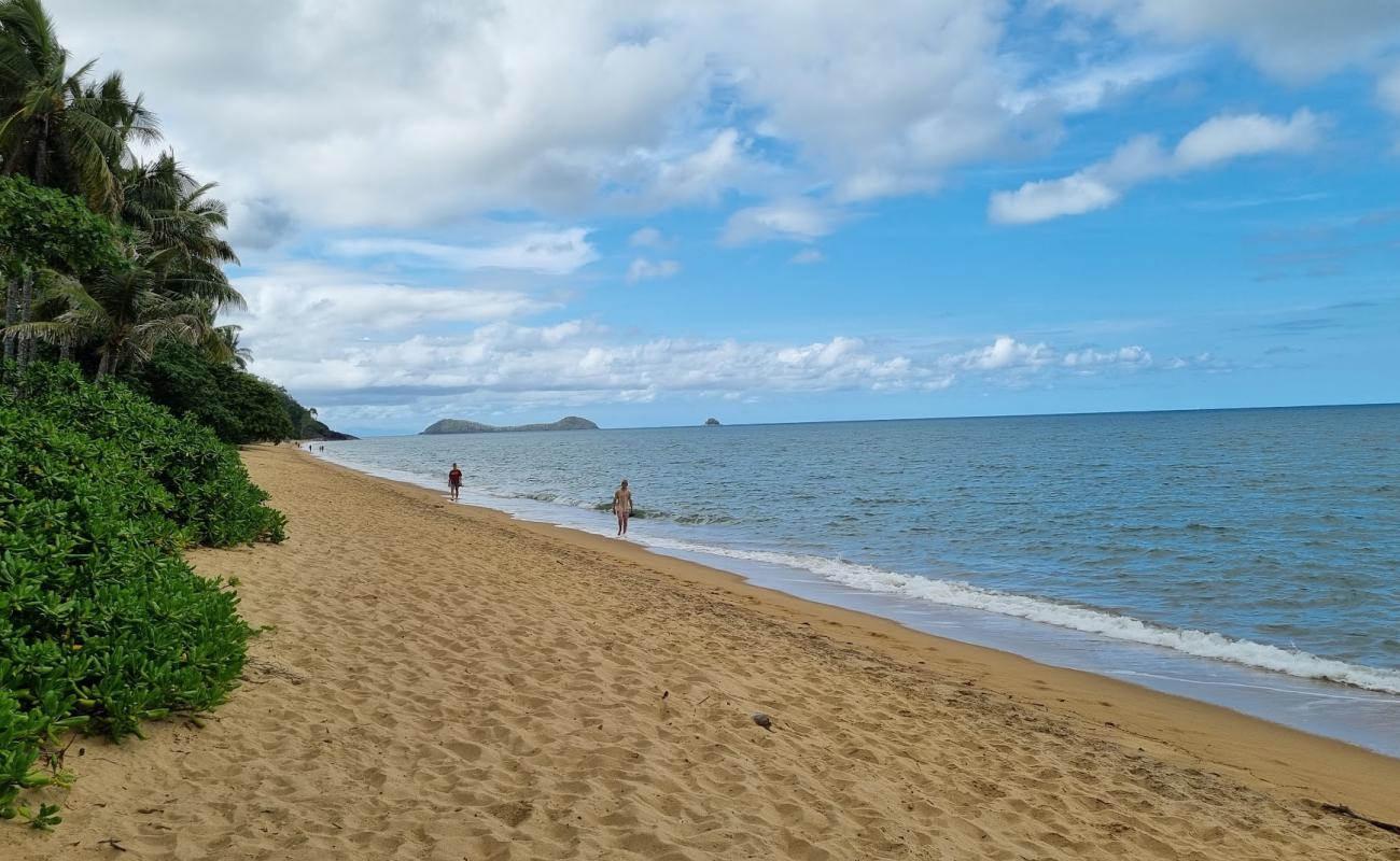 Trinity Beach'in fotoğrafı açık bej kum yüzey ile