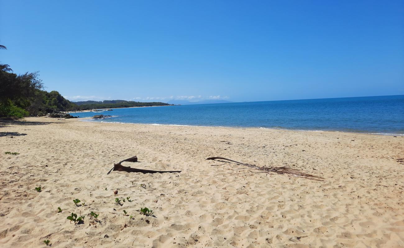 Pretty Beach'in fotoğrafı açık bej kum yüzey ile