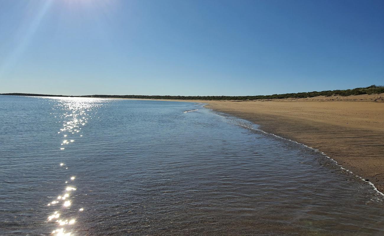 40 Mile Beach'in fotoğrafı kahverengi kum yüzey ile