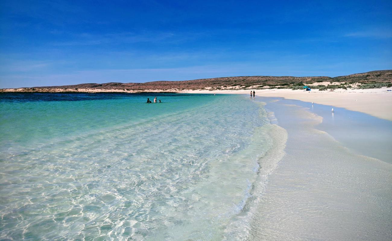 Turquoise Bay'in fotoğrafı parlak kum yüzey ile