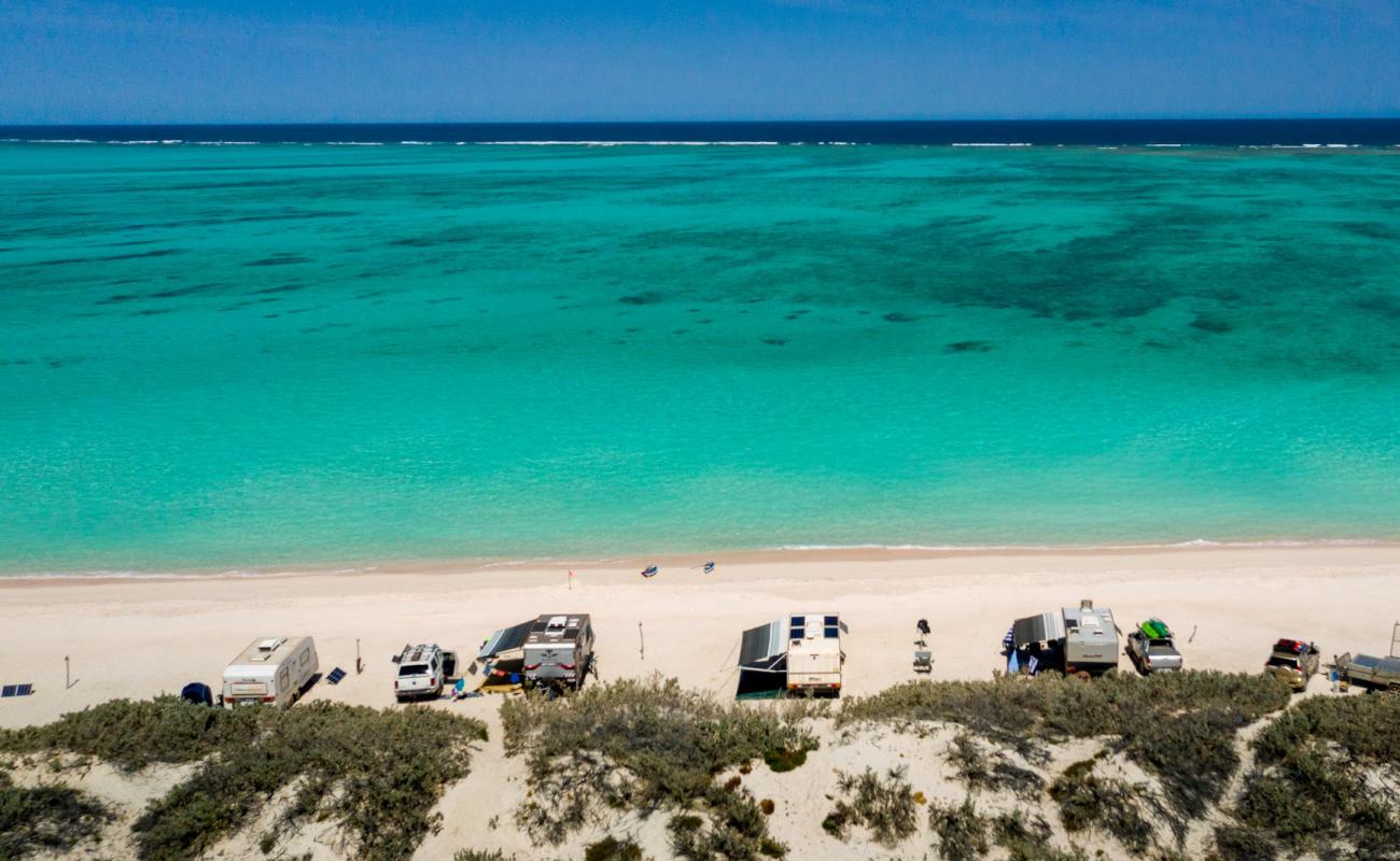 14 Mile Beach'in fotoğrafı parlak ince kum yüzey ile