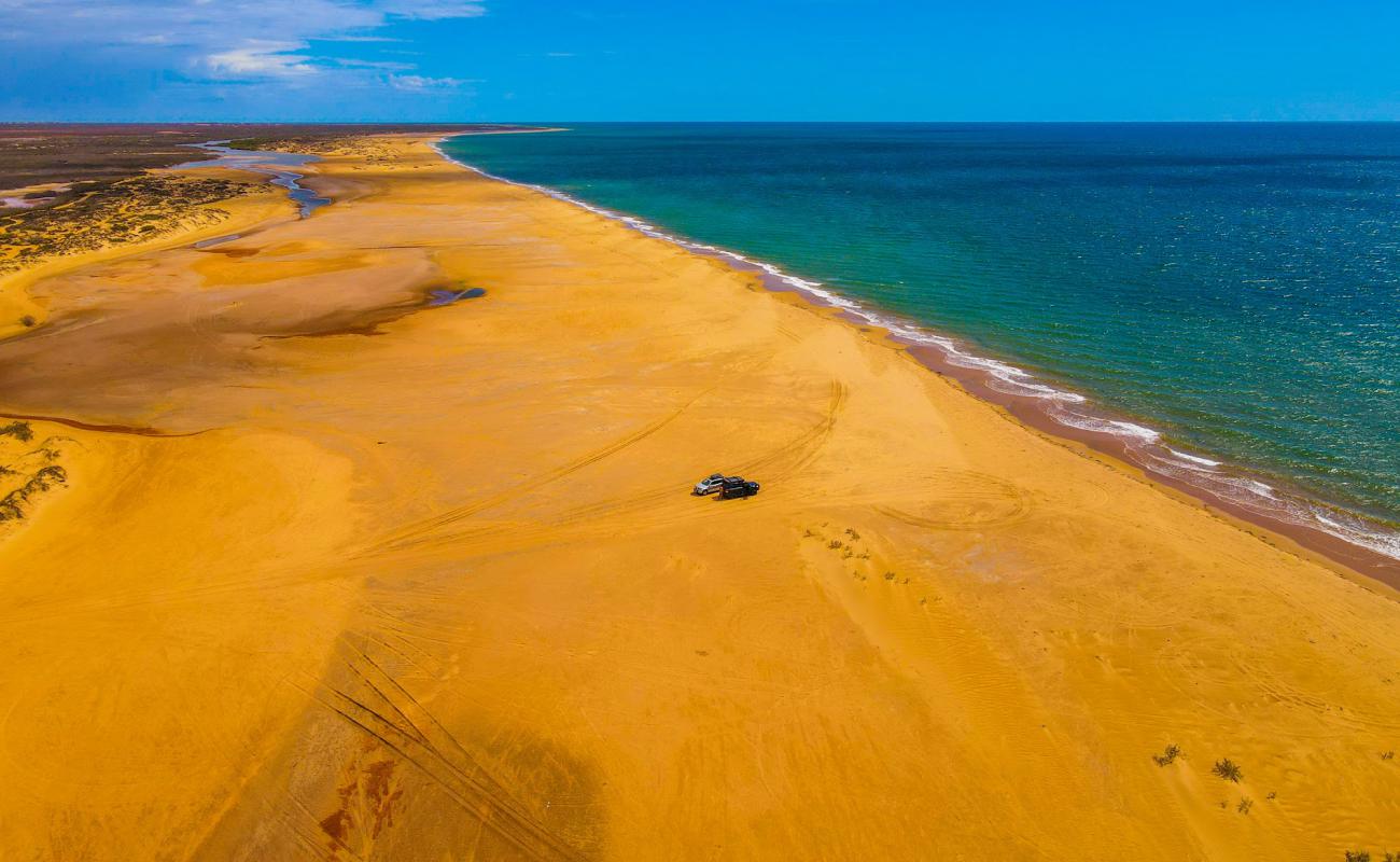 Miaboolya Beach'in fotoğrafı parlak kum yüzey ile