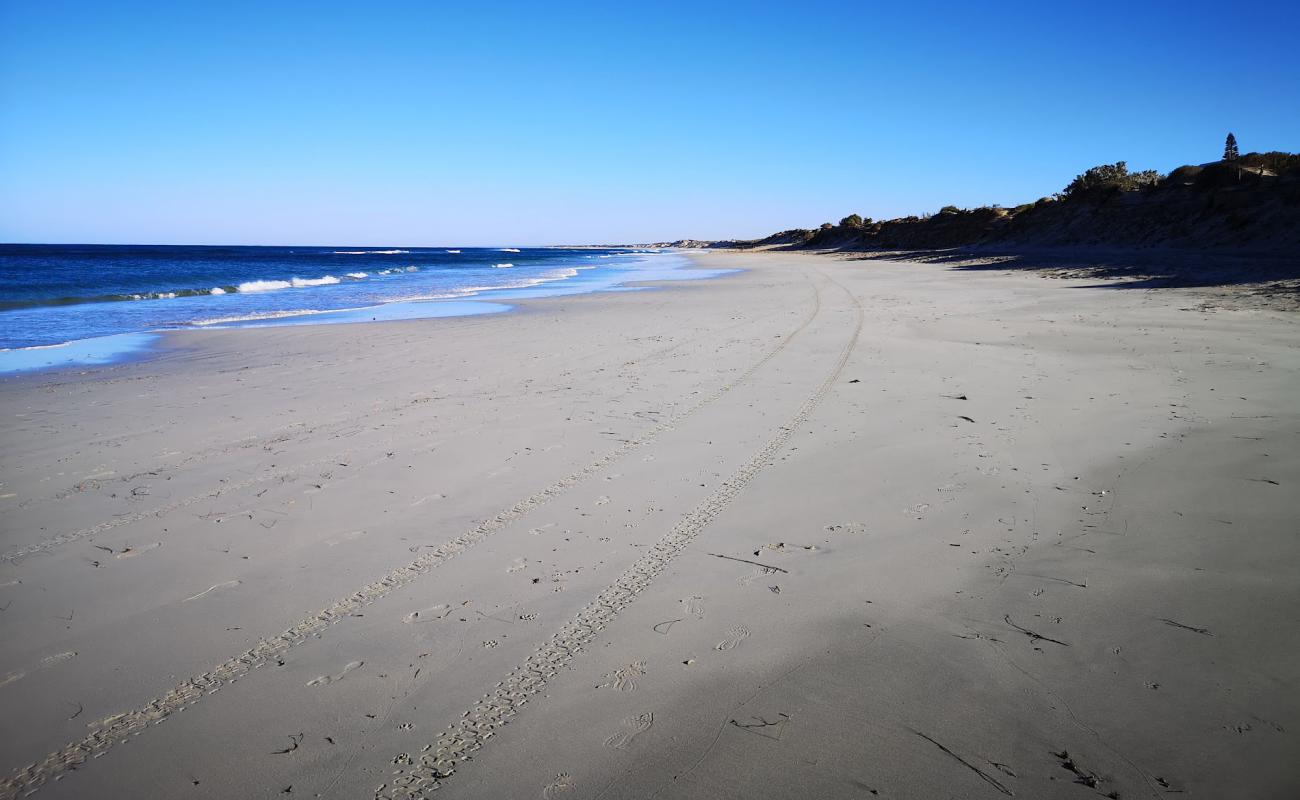 Sunset Beach'in fotoğrafı parlak kum yüzey ile