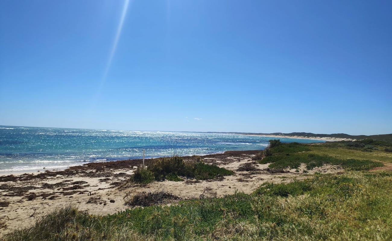 7 Mile Beach'in fotoğrafı parlak kum yüzey ile