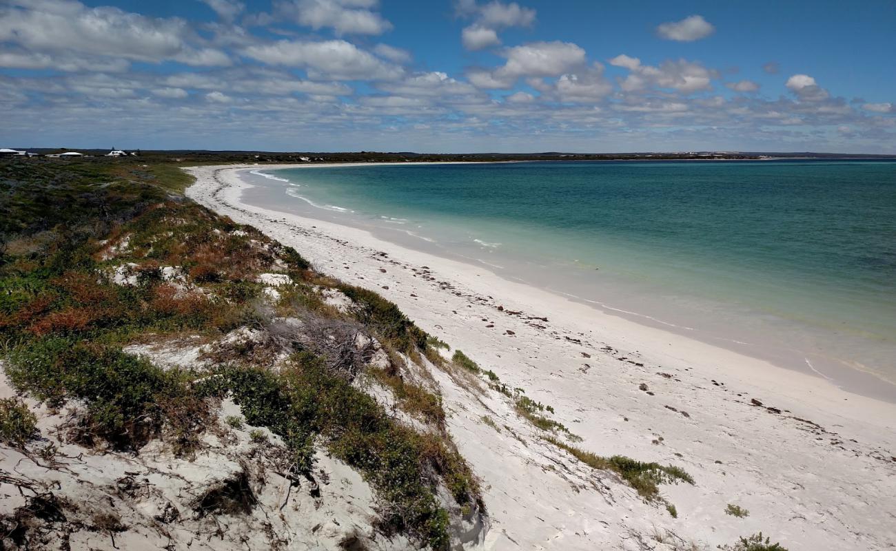 Thirsty Point Beach'in fotoğrafı i̇nce beyaz kum yüzey ile