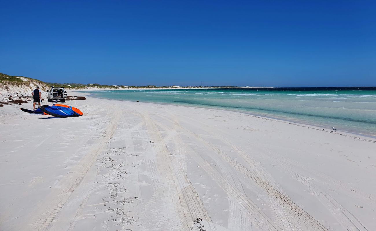 Back Beach Lancelin'in fotoğrafı beyaz ince kum yüzey ile