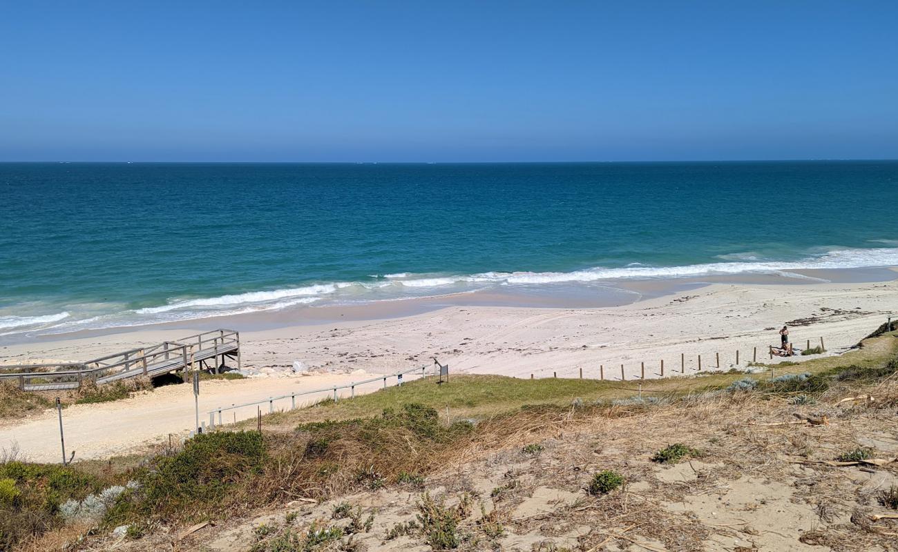 Seabird Beach'in fotoğrafı beyaz kum yüzey ile