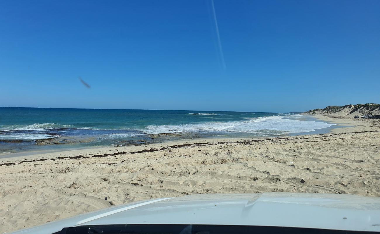 Wilbinga Shacks Beach'in fotoğrafı açık bej kum yüzey ile