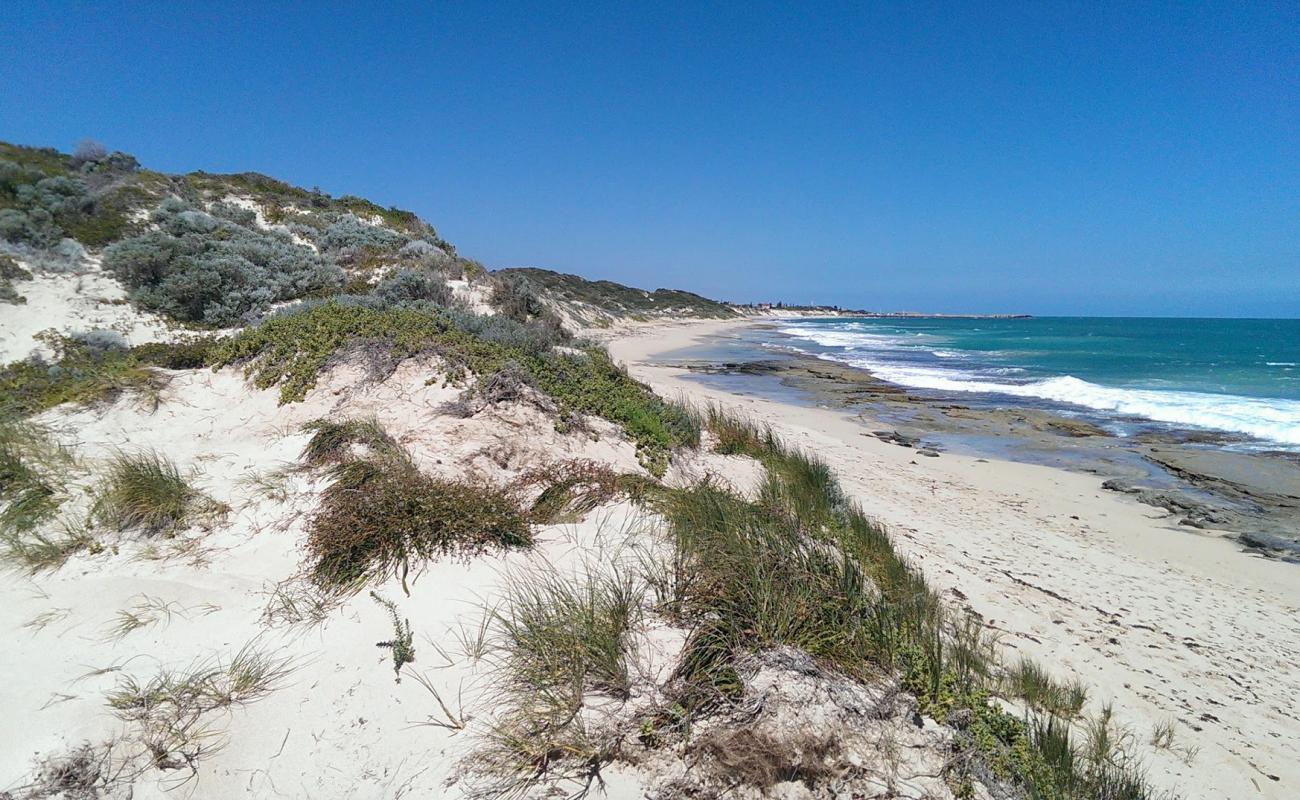 Dewars Beach'in fotoğrafı açık bej kum yüzey ile