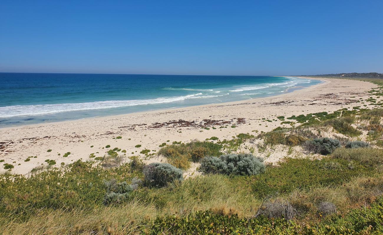 Spot Beach'in fotoğrafı açık bej kum yüzey ile