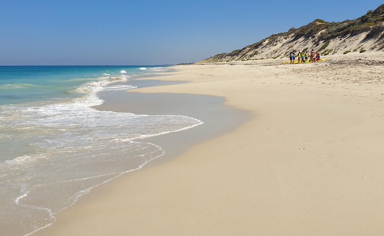 Alkimos Beach'in fotoğrafı açık bej kum yüzey ile
