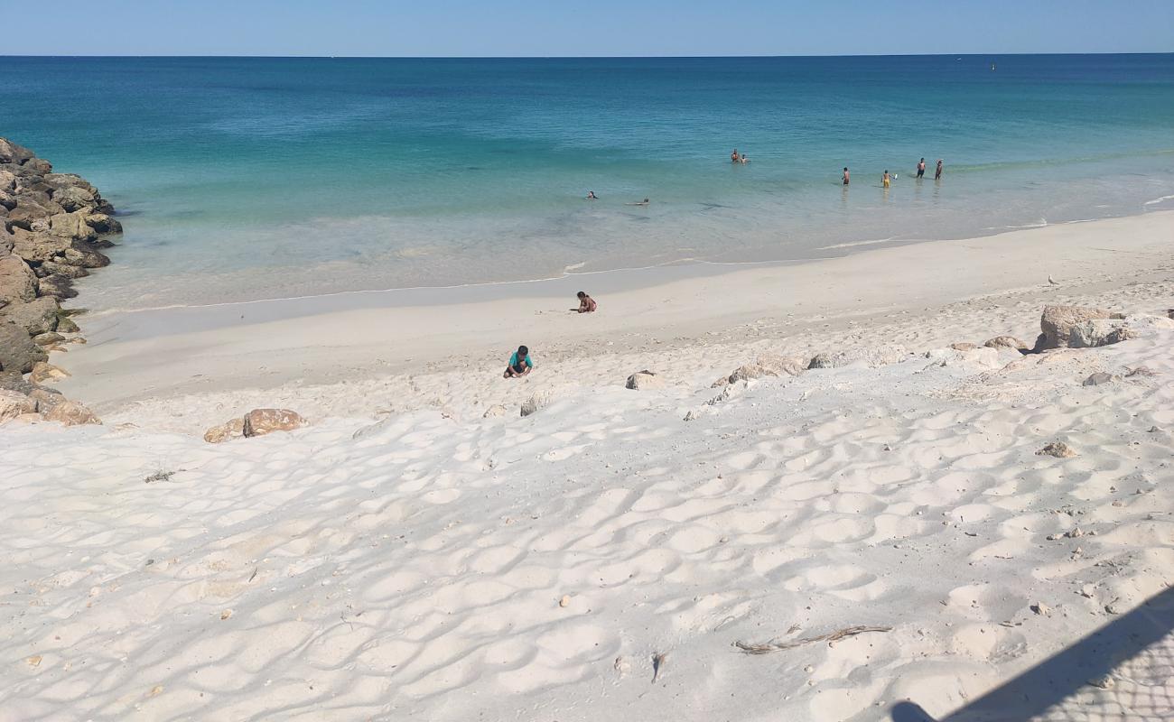 Qunns Beach'in fotoğrafı açık bej kum yüzey ile