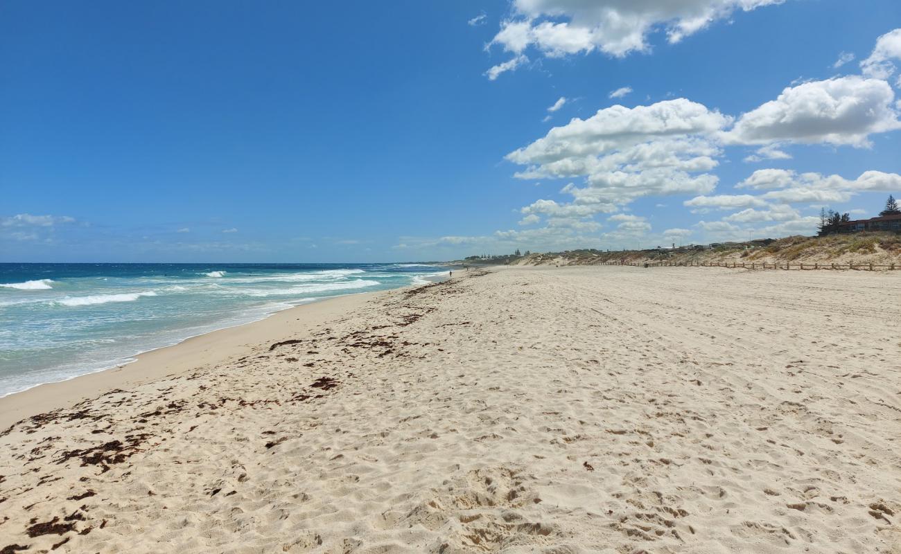 Scarborough Beach'in fotoğrafı açık bej kum yüzey ile