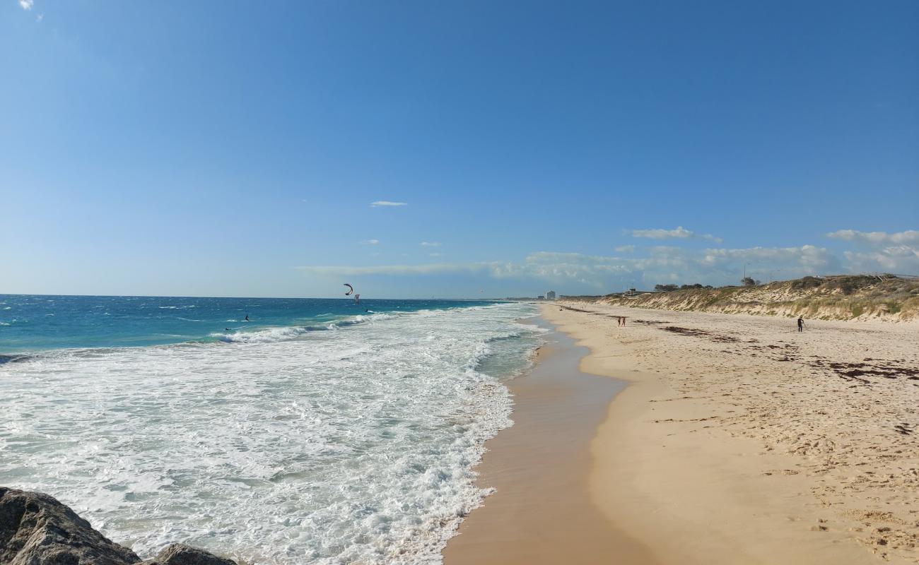 Floreat Beach'in fotoğrafı açık bej kum yüzey ile